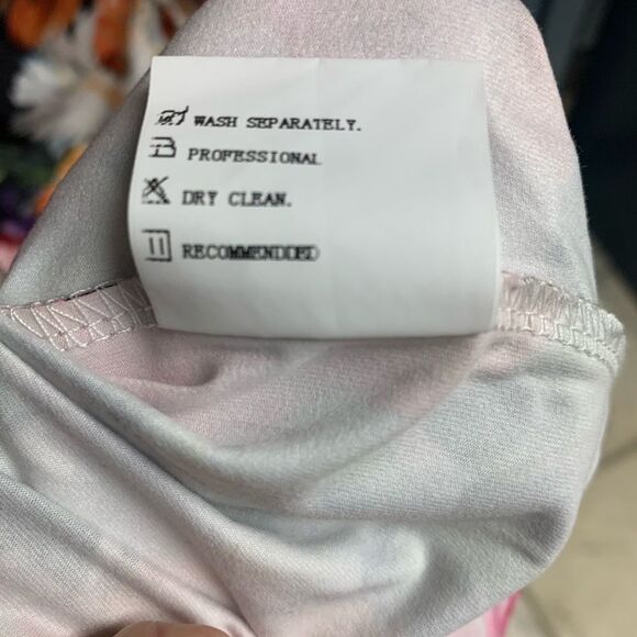 NWT! Beautiful Floral Dress - Picture 6 of 9